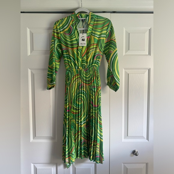 Green Midi Pleated Italian New Collection Dress Brand New Size Like Medium - Picture 1 of 12